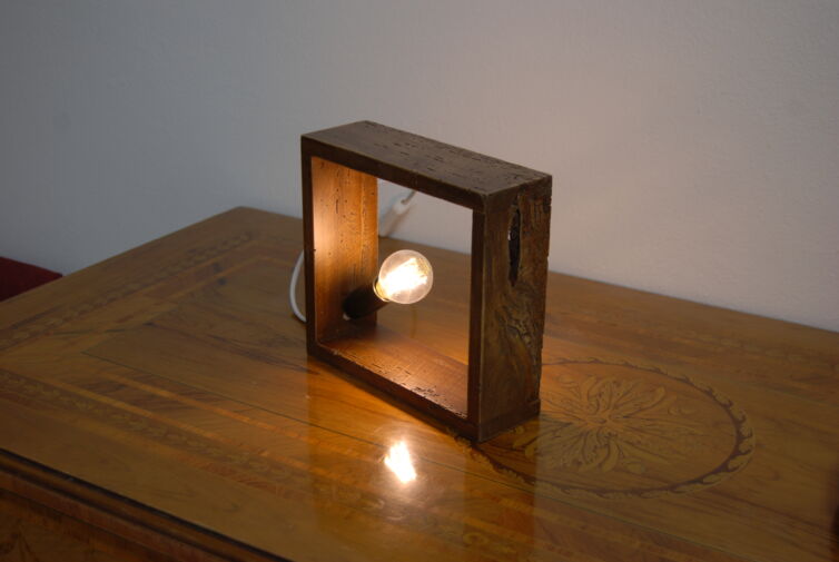 Lampada da tavolo in legno vecchio