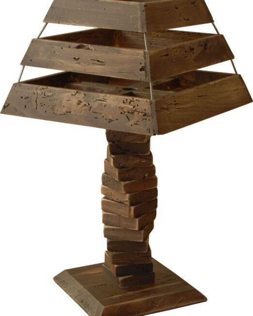 lampada da tavolo in legno vecchio